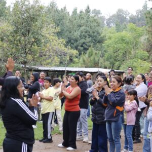 Alumnos en actividad al aire libre