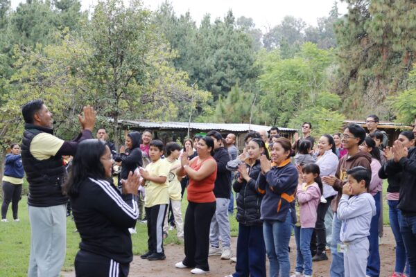 Alumnos en actividad al aire libre