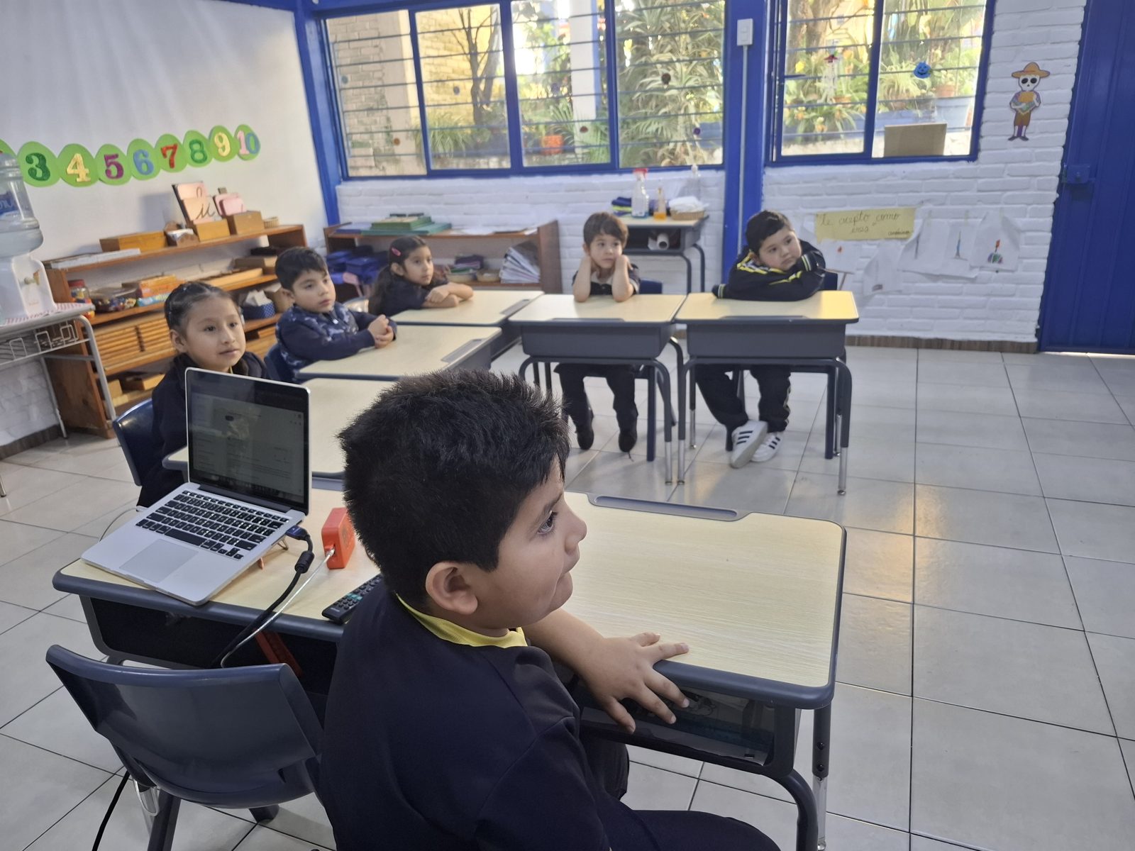 Estudiantes de primaria aprendiendo