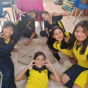 Alumnas de secundaria en convivencia