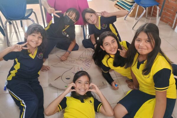 Alumnas de secundaria en convivencia