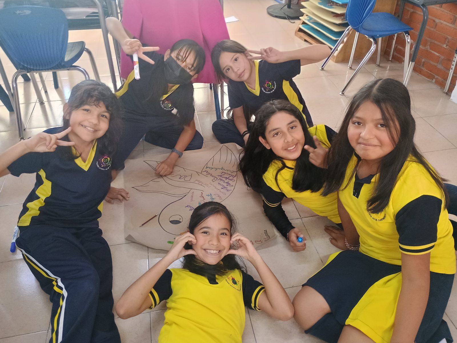 Jóvenes de secundaria en proyectos