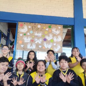 Alumnos con cartel de Paz, valores humanos
