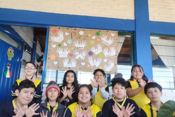 Alumnos con cartel de Paz, valores humanos